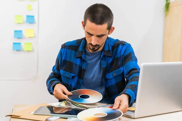 Homem Negócios Casual Escritório Inicialização Trabalhando Com Catálogo Paletas Cores — Fotografia de Stock