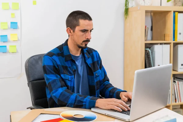 Hombre Negocios Casual Oficina Inicio Trabajando Ordenador Portátil Hombre Negocios — Foto de Stock