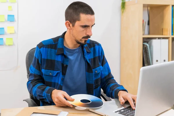 Hombre Negocios Casual Oficina Inicio Trabajando Ordenador Portátil Hombre Negocios — Foto de Stock