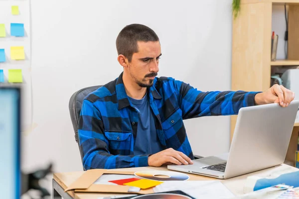 Hombre Negocios Casual Oficina Inicio Trabajando Ordenador Portátil Hombre Negocios — Foto de Stock