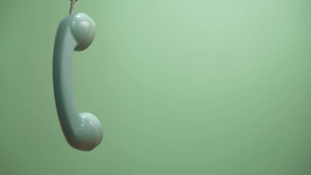 Retro Grüne Telefonröhre Auf Grünem Hintergrund Mit Kopierraum Wartendes Telefonat — Stockvideo
