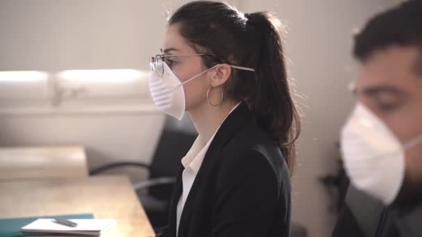 コロナウイルス対策室ではコロナウイルス対策マスクを着用しています 労働者は自分の健康を保護し 世話するためにマスクを着用する オフィスはコンピューターを使ってる 家で働くこと — ストック動画
