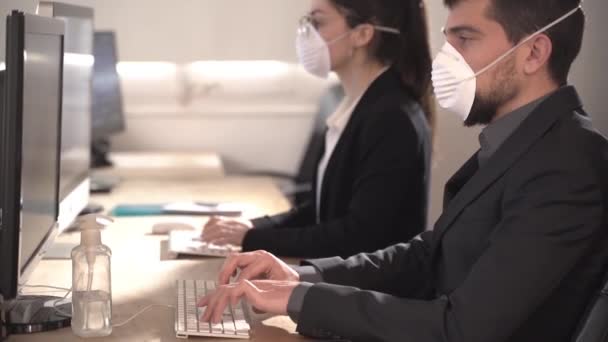 Coronavirus Ofis çalışanları Corona virüsü için maske takıyor. İş adamları sağlıklarını korumak ve korumak için maske takarlar. Ofis bilgisayarla çalışıyor. Evden çalışmak.