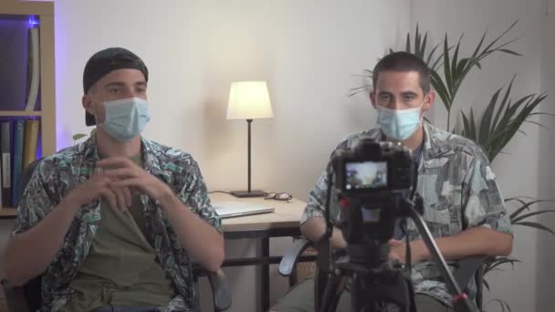 Vlogger Νεαρός Άνδρας Ηχογραφεί Βίντεο Συνέντευξης Στην Κάμερα Για Κοινό — Αρχείο Βίντεο