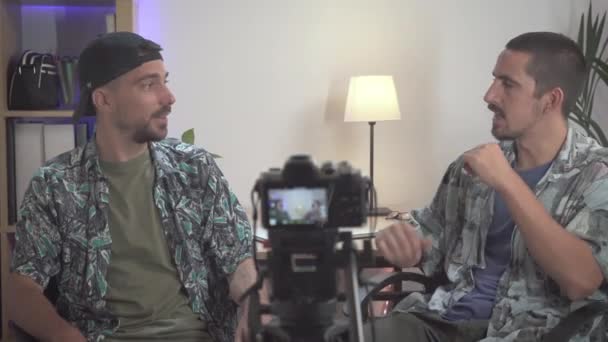 Ung Man Vlogger Spela Intervju Video Kameran För Sociala Medier — Stockvideo