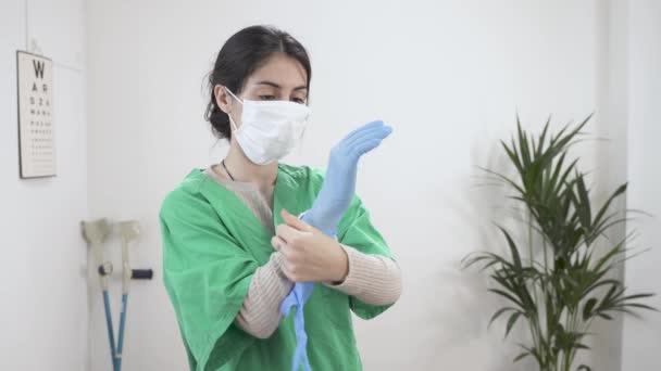 Nurse Face Shield Mask Put Rubber Gloves Cleaning Disinfecting Service — Stock Video