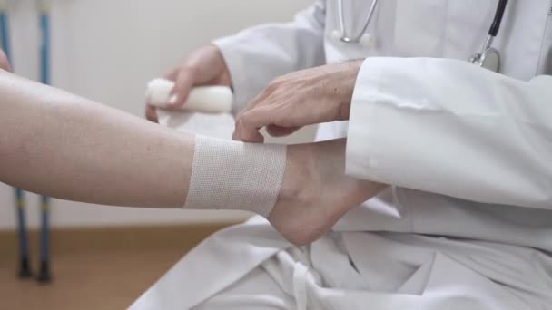 Der Unfallchirurg Untersucht Das Bein Des Patienten Physiotherapeutin Massiert Das — Stockvideo