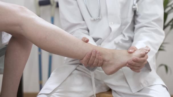 Medicul Cose Traumatologul Examinează Pacientul Piciorul Pacientului Fizioterapeutul Masează Piciorul — Videoclip de stoc