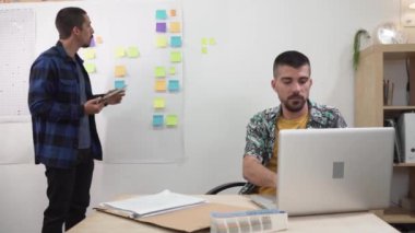İki iş adamı tartışıyor ve plan yapıyor. Meslektaşlar Yaratıcı Tasarım Strateji Ofisi. Takım tasarımcısı renk grafiği ile çalışıyor ve yeni proje için beyin fırtınasıyla buluşuyor.