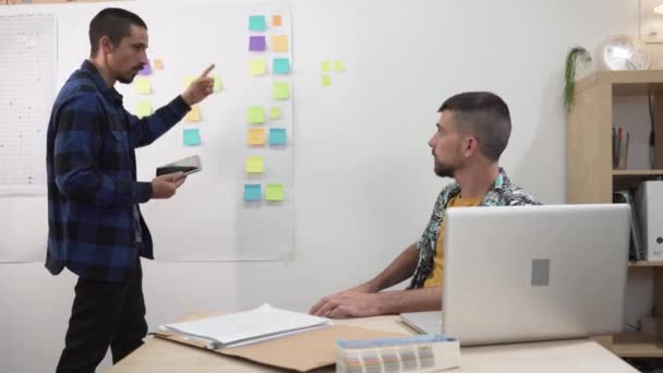 Adamı Tartışıyor Plan Yapıyor Meslektaşlar Yaratıcı Tasarım Strateji Ofisi Takım — Stok video