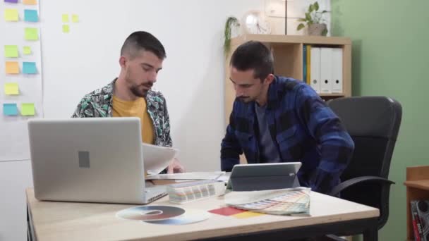 Dos Empresarios Discutiendo Planificando Concepto Colegas Oficina Estrategia Diseño Creativo — Vídeo de stock