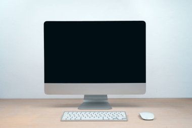 Masaüstü bilgisayarının fotokopi alanı olan konforlu ve zarif boş ofis çalışma alanı. Modern tasarım portföyü. Yaratıcı stüdyo. Laptop tableti ve büyük ekran