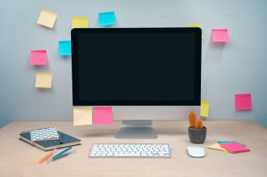 Masaüstü bilgisayarının fotokopi alanı olan konforlu ve zarif boş ofis çalışma alanı. Modern tasarım portföyü. Yaratıcı stüdyo. Laptop tableti ve büyük ekran