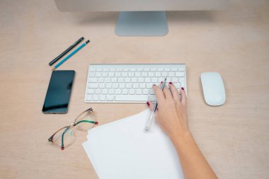 Ev ofisinden çalışan bir iş kadını klavyeye yakın çekim yapıyor. Yaratıcı bir stüdyoda sabah. Grafik tasarım, ekran modelleri. gözlük, kalem, klavye, defter, renkler, modern.