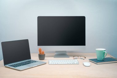 Masaüstü bilgisayarının fotokopi alanı olan konforlu ve zarif boş ofis çalışma alanı. Modern tasarım portföyü. Yaratıcı stüdyo. Laptop tableti ve büyük ekran