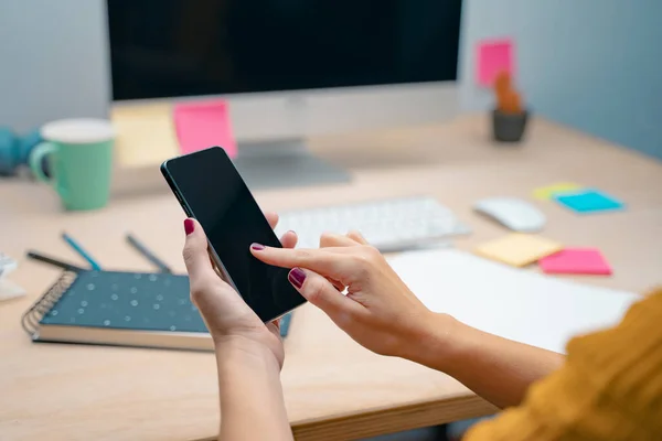 Hermosas Manos Mujer Cierran Teléfono Celular Maqueta Imagen Teléfono Pantalla — Foto de Stock