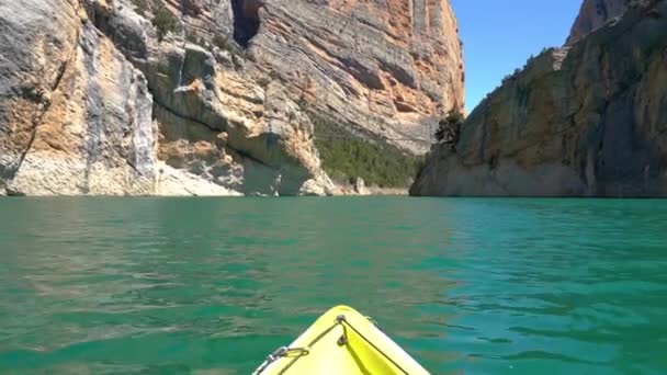 Vue Imprenable Sur Kayak Belle Rivière Bleue Sous Des Rochers — Video