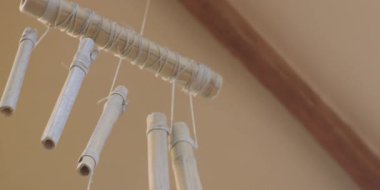 Bambu rüzgar çanı kapı girişinden sarkan ev yapımı. Hoş bir ses üreten dekorasyon elementleri. Rahatlatıcı melodi. 