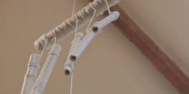 Bambu rüzgar çanı kapı girişinden sarkan ev yapımı. Hoş bir ses üreten dekorasyon elementleri. Rahatlatıcı melodi. 