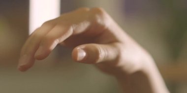 Evde güneş ışınları ve rahatlatıcı şeylerle oynayan sıradan ve güzel bir kadının eli. Senin sıran. Evdeki kızın sinematik yaşam tarzı fotoğrafı. Evde yapayalnız bir genç. Geleceğini hayal ediyor ve düşünüyor..