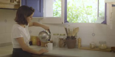 Evde çay içip rahatlayan mutlu ve güzel bir kadın. Senin sıran. Evdeki kızın sinematik yaşam tarzı fotoğrafı. Evde yapayalnız bir genç. Geleceğini hayal ediyor ve düşünüyor..