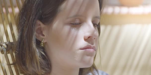 Νεαρή Χαριτωμένη Γυναίκα Κάθεται Μια Ξαπλώστρα Στη Βεράντα Της Χαλαρώνοντας — Αρχείο Βίντεο