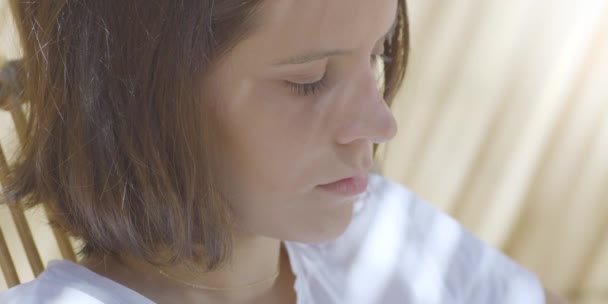 Terasta Iskemlede Oturmuş Kitap Okuyan Rahatlatıcı Genç Bir Kadın Açık — Stok video