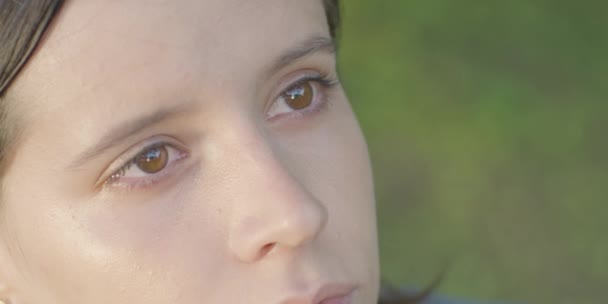 Ragazza Vicino Guardando Verso Cielo Durante Tramonto Libertà Felicità Natura — Video Stock