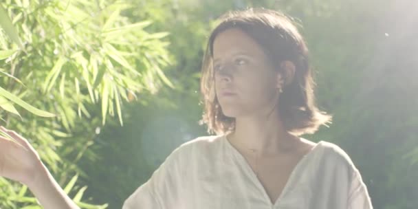 Дівчина Перетинає Бамбуковий Тунель Насолоджується Природою Свобода Щастя Природа Літо — стокове відео