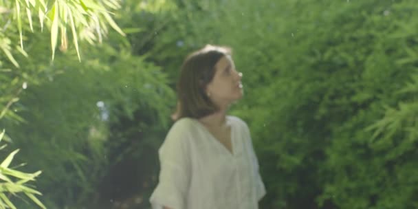 Дівчина Перетинає Бамбуковий Тунель Насолоджується Природою Свобода Щастя Природа Літо — стокове відео