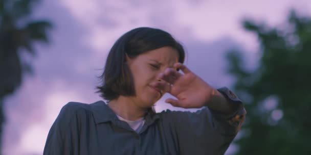 Красивая Девочка Подросток Защищает Себя Женщина Драматическим Небом Закате — стоковое видео
