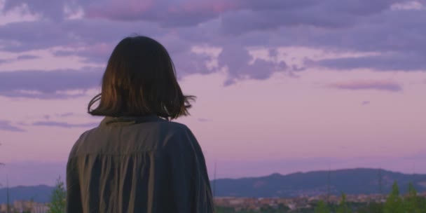 Meisje Dat Opkijkt Naar Dramatische Roze Lucht Tijdens Zonsondergang Vrijheid — Stockvideo