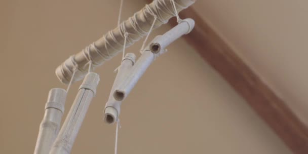Bambusowy Dzwonek Domowej Roboty Wiszący Przy Wejściu Domu Element Dekoracyjny — Wideo stockowe