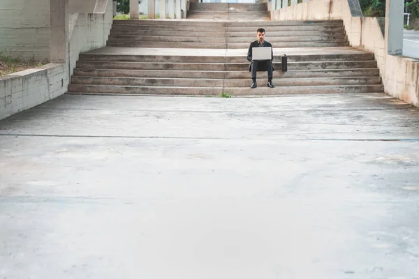 Bonito Jovem Empresário Sentado Nas Escadas Livre Trabalhando Com Seu — Fotografia de Stock