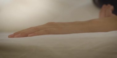 Kadın El odaya beyaz çarşaf serdi. Uyku zamanı konsepti. Kırmızı kamera. Sabah rahatlama zamanı.