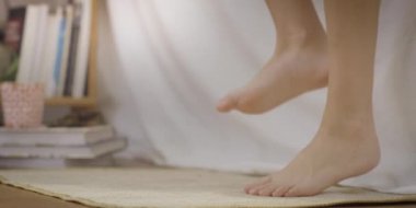 Uyan kadın, yatak odası manzaralı kadın bacaklarını kapat, çıplak ayakla yere bas. Rahatlatıcı sabah anı