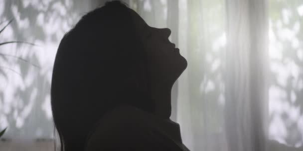 Mujer Sentada Cama Respirando Mucho Mujer Casa Acogedora Respirando Aire — Vídeo de stock