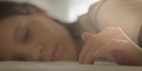 Wanita Cantik Muda Berbaring Tempat Tidur Tutup Pandangan Samping Wanita — Stok Video