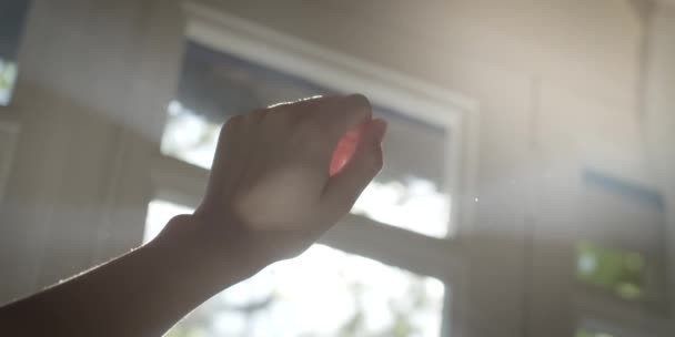 Tangan Seorang Wanita Santai Dan Cantik Rumah Bermain Dengan Sinar — Stok Video