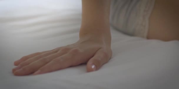 Mano Femminile Impostare Lenzuolo Bianco Camera Concetto Buonanotte Macchina Fotografica — Video Stock