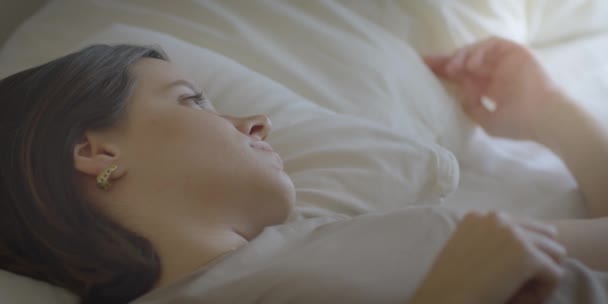 Junge Frau Bett Liegend Mit Kuscheligem Pyjama Aus Baumwolle Moderner — Stockvideo