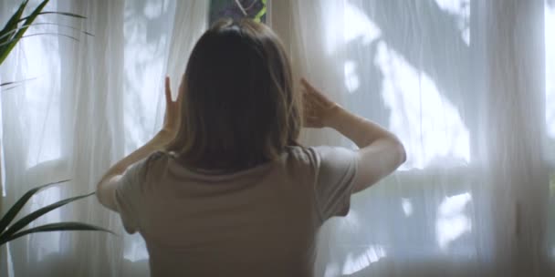 Νεαρή Γυναίκα Στέκεται Στο Δωμάτιο Ανοίγοντας Κουρτίνα Βλέποντας Την Όμορφη — Αρχείο Βίντεο