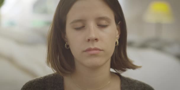 Retrato Close Jovem Mulher Camisa Respirando Fresco Após Fundo Interior — Vídeo de Stock