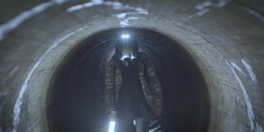 Tüneldeki gaz maskeli kadın. Kıyametten sonra manzara. Nükleer bölge. Işıklı bir kadın yeraltı nehrinde su arıyormuş. Radyoaktif kasaba. Gece şehir keşfi. Radyasyon koruma giysisi. Apokaliptik şehir.