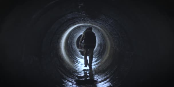 Frau Mit Gasmaske Einem Tunnel Postapokalypse Landschaft Nukleare Zone Frau — Stockvideo