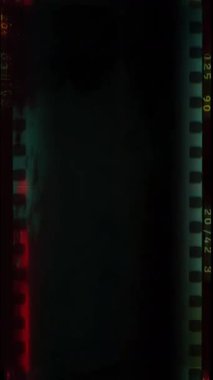 Sızıntı ve çiziklerle dolu hasarlı film makarası. Yüksek kalite 4k görüntü