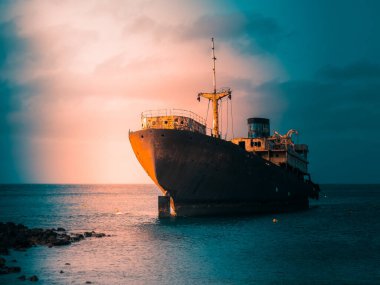 İspanya, Lanzarote, Tapınak Salonu Freightliner gemisi Arrecife Körfezi 'nde paslanmış ve çürümüş.