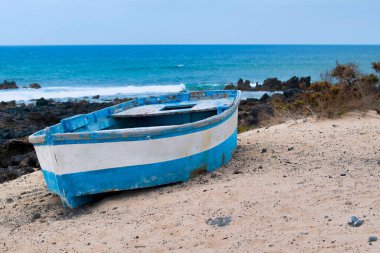 Mavi tekne Arrieta Lanzarote İspanya sahilinde terk edildi.