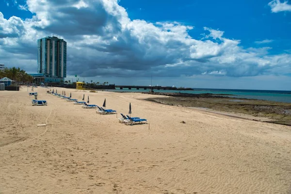 Arrecife Grand Otel ve Playa del Reducto plajı Arrecife 'nin başkenti Lanzarote Adası' nda altın kumla kaplıdır.