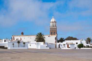Lanzarote, İspanya - 25-07-2020. Teguise şehrinin eski mimarisi. Iglesia de Nuestra Kilisesi Senyora de Guadalupe ve avuç içleri